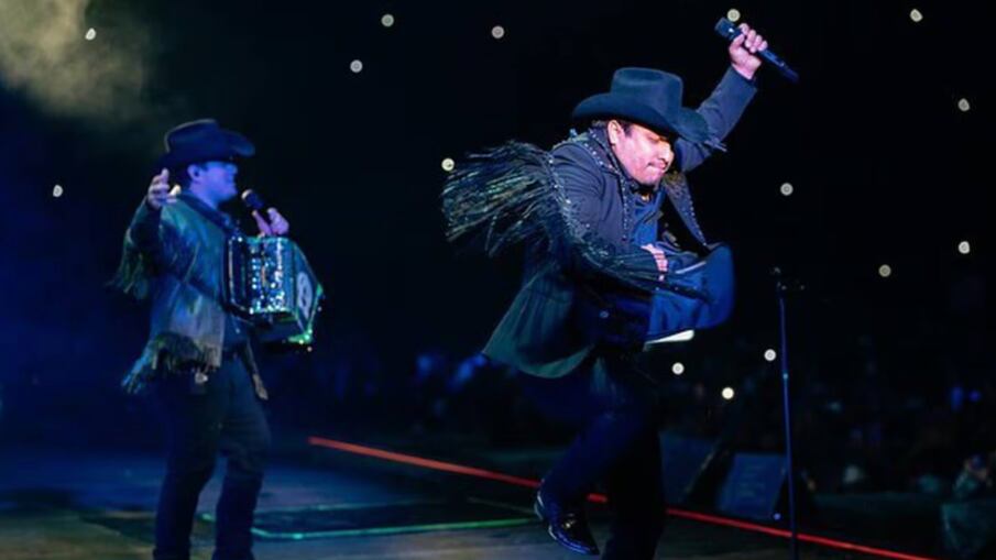 Alfredo Olivas y Julión Álvarez cancelan Prófugos del Anexo en CDMX; fans reclaman reembolso de boletos