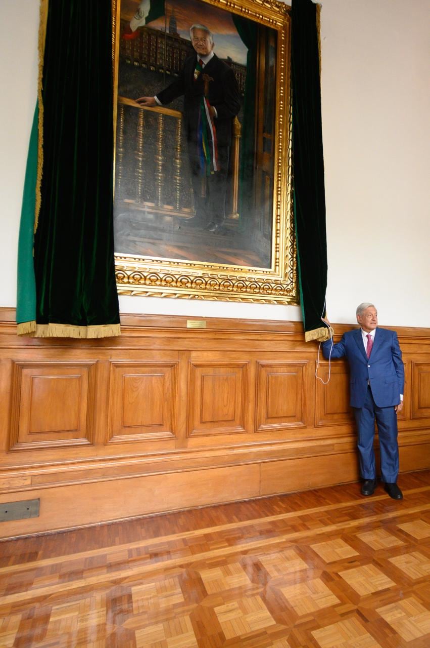 AMLO revela su retrato como presidente de México