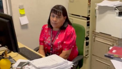 Jorge D’Alessio exhibe a funcionaria que se niega a usar cubrebocas