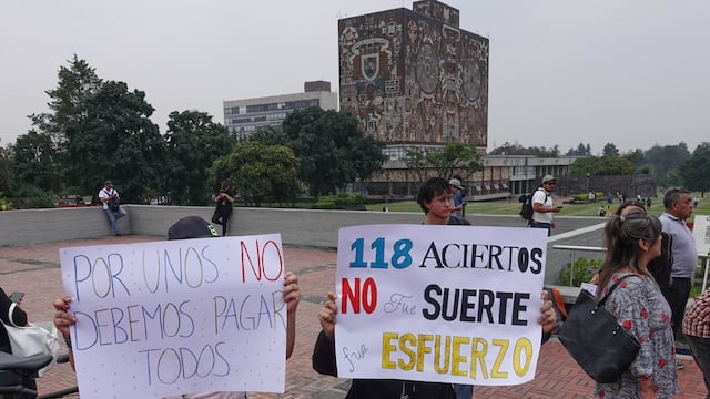 Al menos una docena de aspirantes que aprobaron el examen de ingreso a la UNAM, se manifestaron frente a la rectoría de la máxima casa de estudios