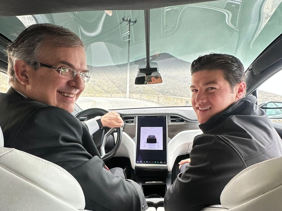 Marcelo Ebrard y Samuel García en recorrido por terreno de la planta de Tesla