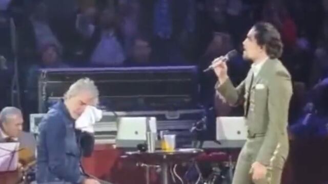 Alejandro Fernández llora cuando su hijo le canta en la Feria de León