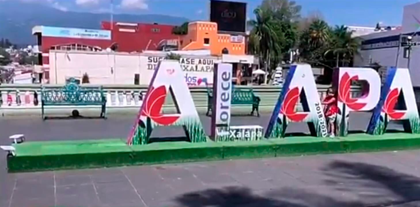 Roban letra "x" de letrero en Xalapa.