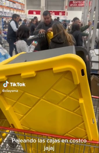 Clientes de Costco se llevan grandes cantidades de cajas baratas
