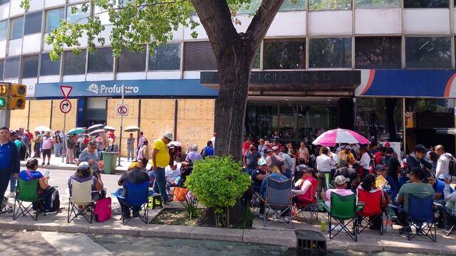 Maestros de CNTE bloquean Afore Profuturo y bancos