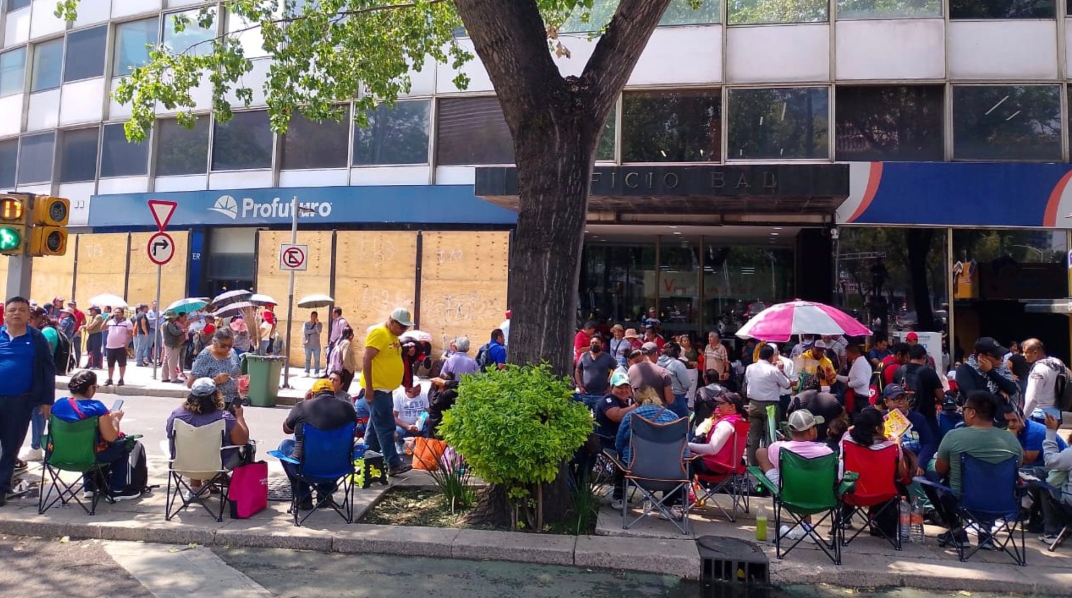 Maestros de CNTE bloquean Afore Profuturo y bancos