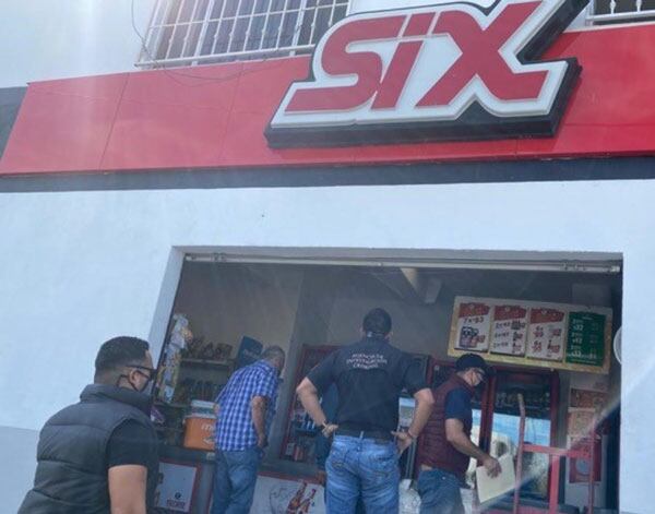 Agentes de la FGR en una tienda SIX