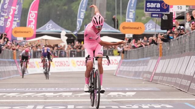 Del Toro celebra como el toreador de la ópera Carmen. Massimo Paolone/LaPresse via AP
