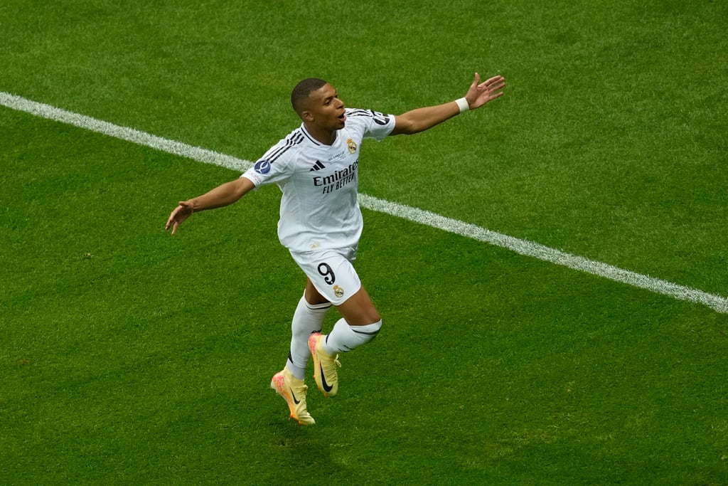 Kylian Mbappé celebra su primer gol con el Real Madrid