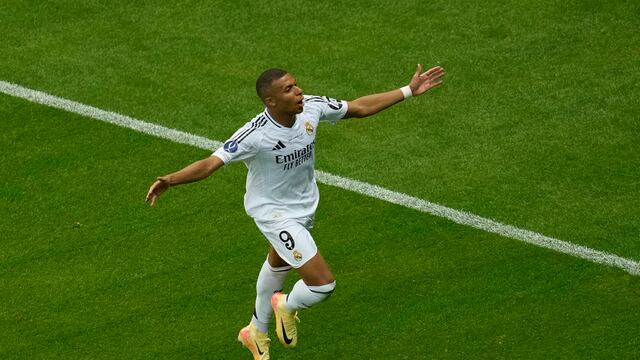 Kylian Mbappé celebra su primer gol con el Real Madrid