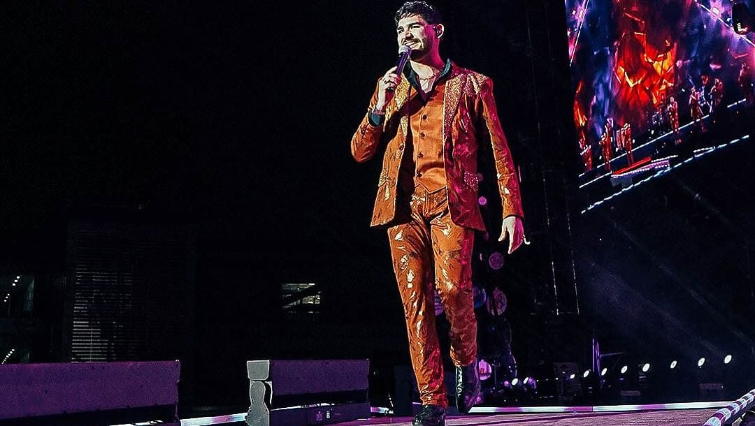 Ricky Yocupicio, vocalista de Banda El Recodo es acosado por una fan en pleno concierto