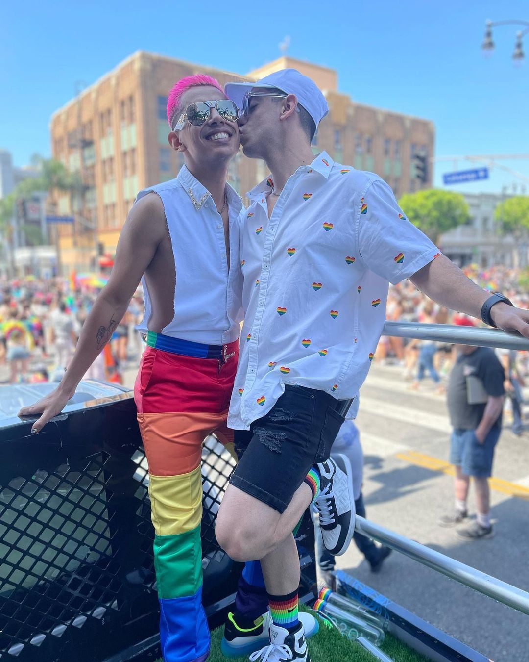 Jhonny Caz y su prometido Jonathan Bencomo en marcha Gay.