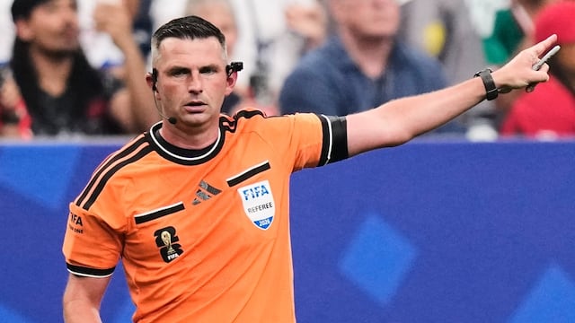 El árbitro inglés Michael Oliver es uno de los mejores del Mundial 2026, pero Argentita le impediría estar en la final