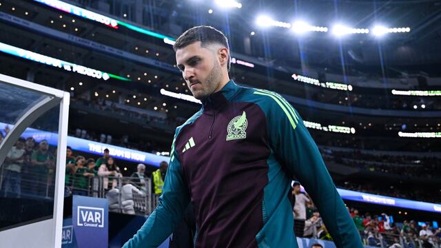 Santiago Giménez. molesto durante el partido ante Panamá.