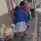 Arrojan agua sucia a anciana que vendía artesanías en Michoacán