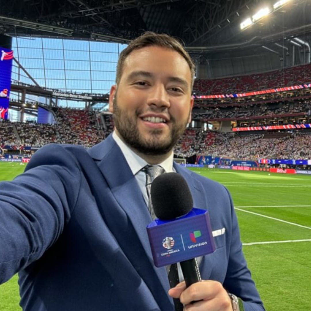 ¿Quién es Adrián Esparza Oteo? Conductor y reportero de TUDN
