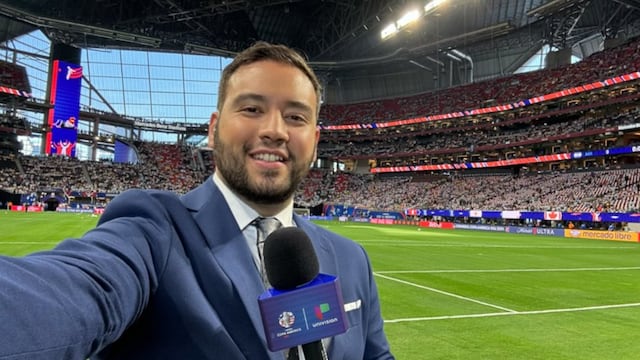 Adrián Esparza Oteo, conductor y reportero de TUDN