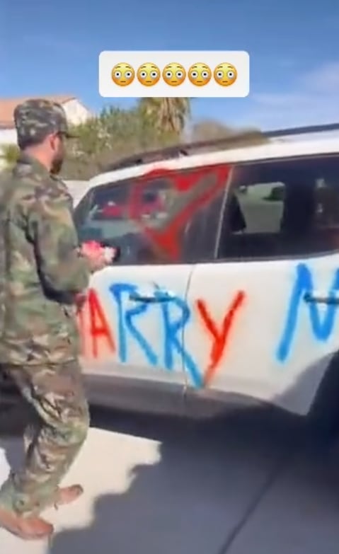 Carro rayado con propuesta de matrimonio