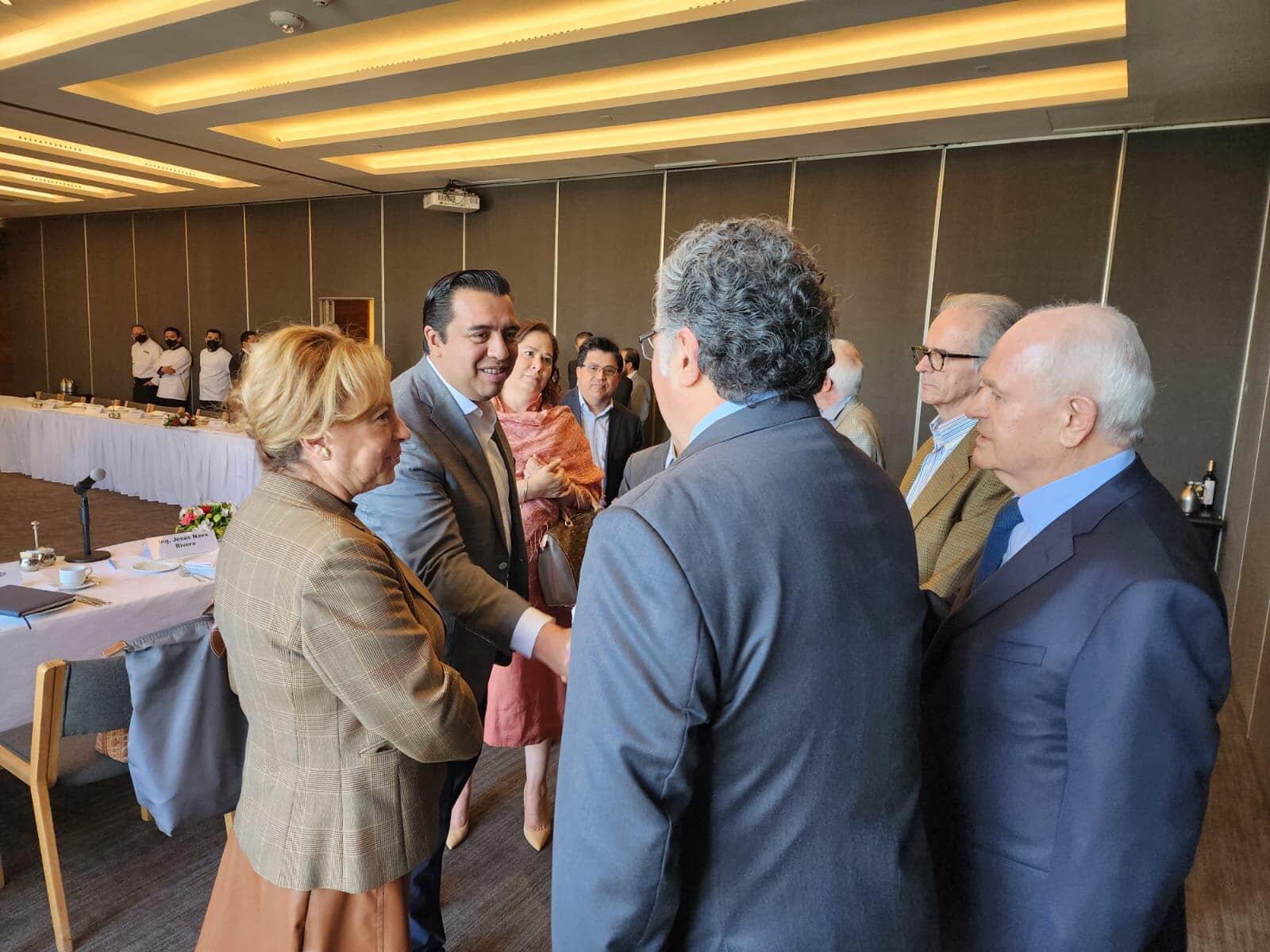 El alcalde de Santa Catarina, Jesús Nava Rivera, asistió a reunión de Club de Industriales.