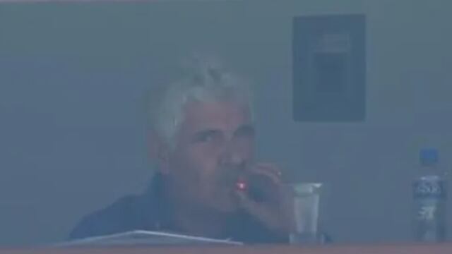 Ricardo Ferretti, fumando en el Azteca