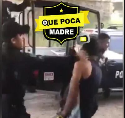 Policías de Celaya humillan y golpean a dos hombres