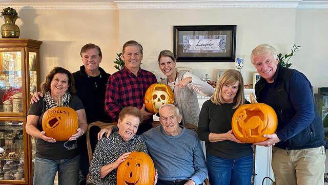 Familia combina Halloween con Día de Muertos