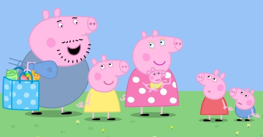 Peppa Pig alimenta al bebé Alexander