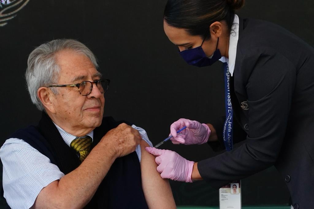 Jorge Alcocer, secretario de Salud, recibe dosis de refuerzo anticovid-19