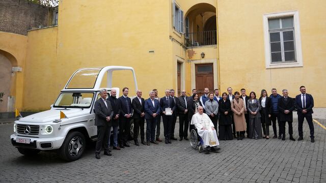 Entregan papamóvil eléctrico a Papa Francisco