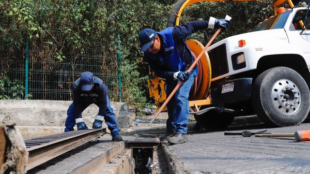 Desazolve de drenaje en la Álvaro Obregón