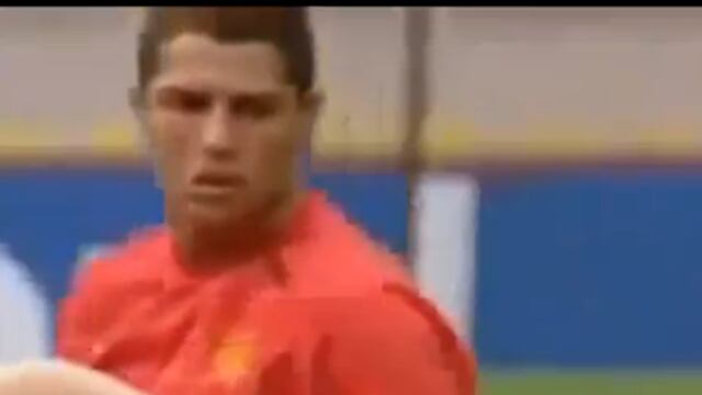 Una broma, que se ha hecho viral en las redes sociales, muestra a CR7 calentando junto a un compañero muy bien "dotado" motivo de la posterior frustración del portugués al verse superado.