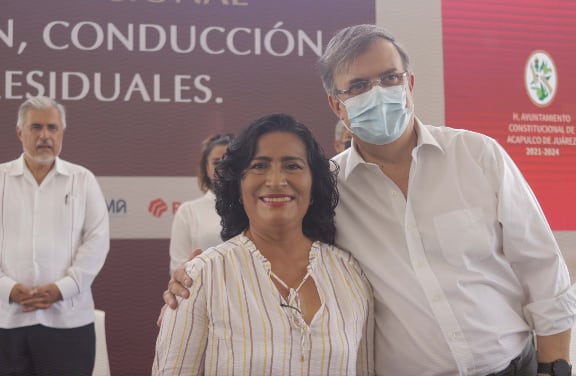 Marcelo Ebrard y Abelina López en evento de Acapulco