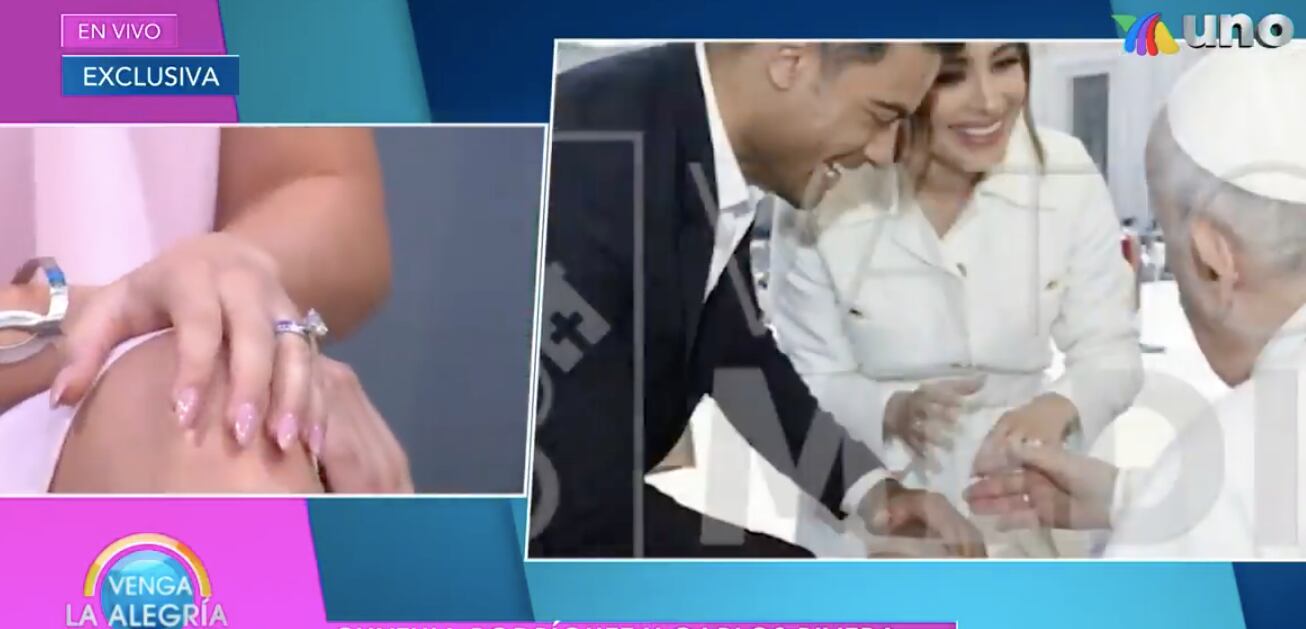 Cynthia Rodríguez y Carlos Rivera frente al Papa