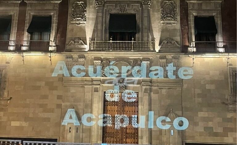 Proyectan provocativo mensaje sobre Palacio Nacional
