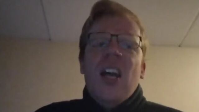 Fan canta a Santiago Giménez