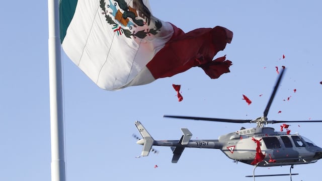 Helicóptero de la Fuerza Aérea Mexicana corta la Bandera Nacional de México
