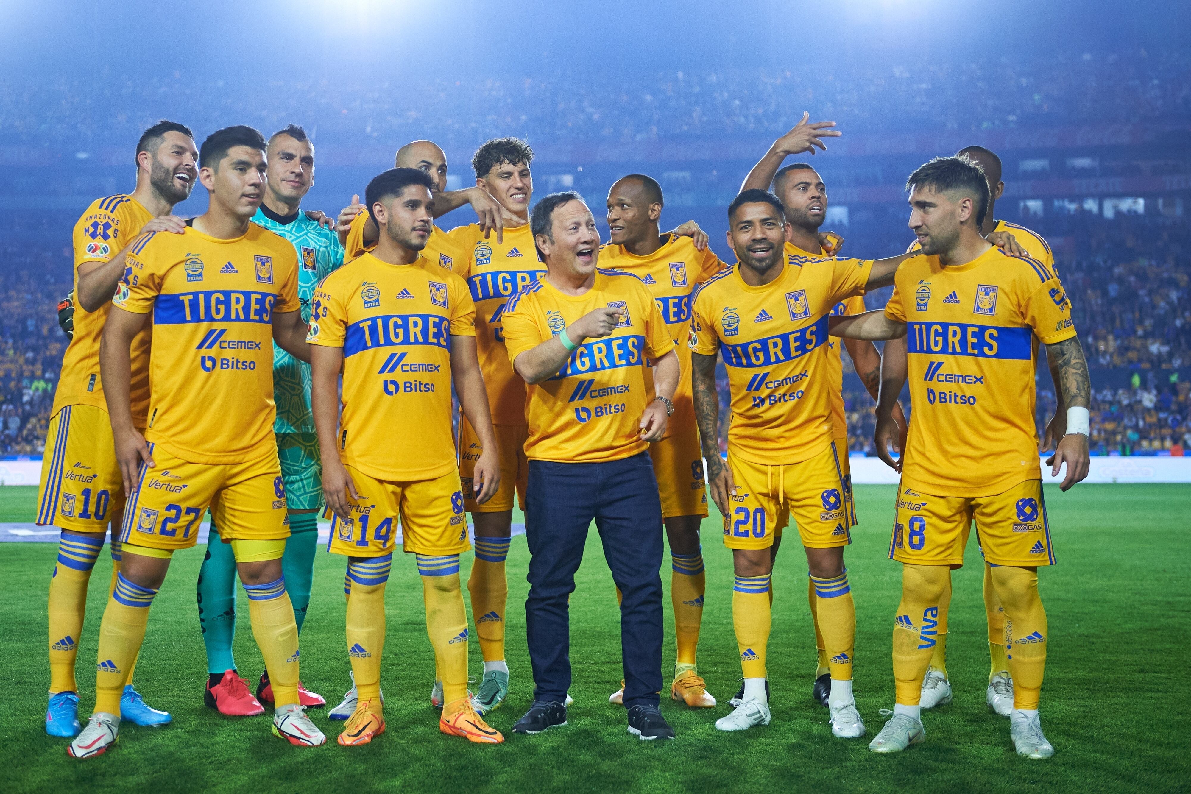 Club Tigres y Rob Schneider