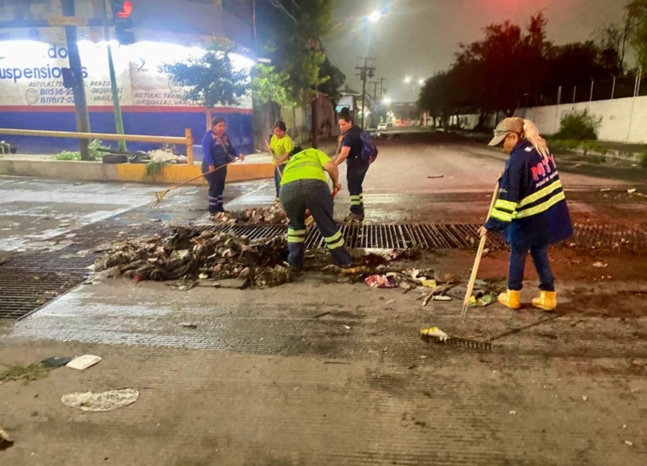 Cuadrillas trabajan día y noche para evitar inundaciones en Monterrey