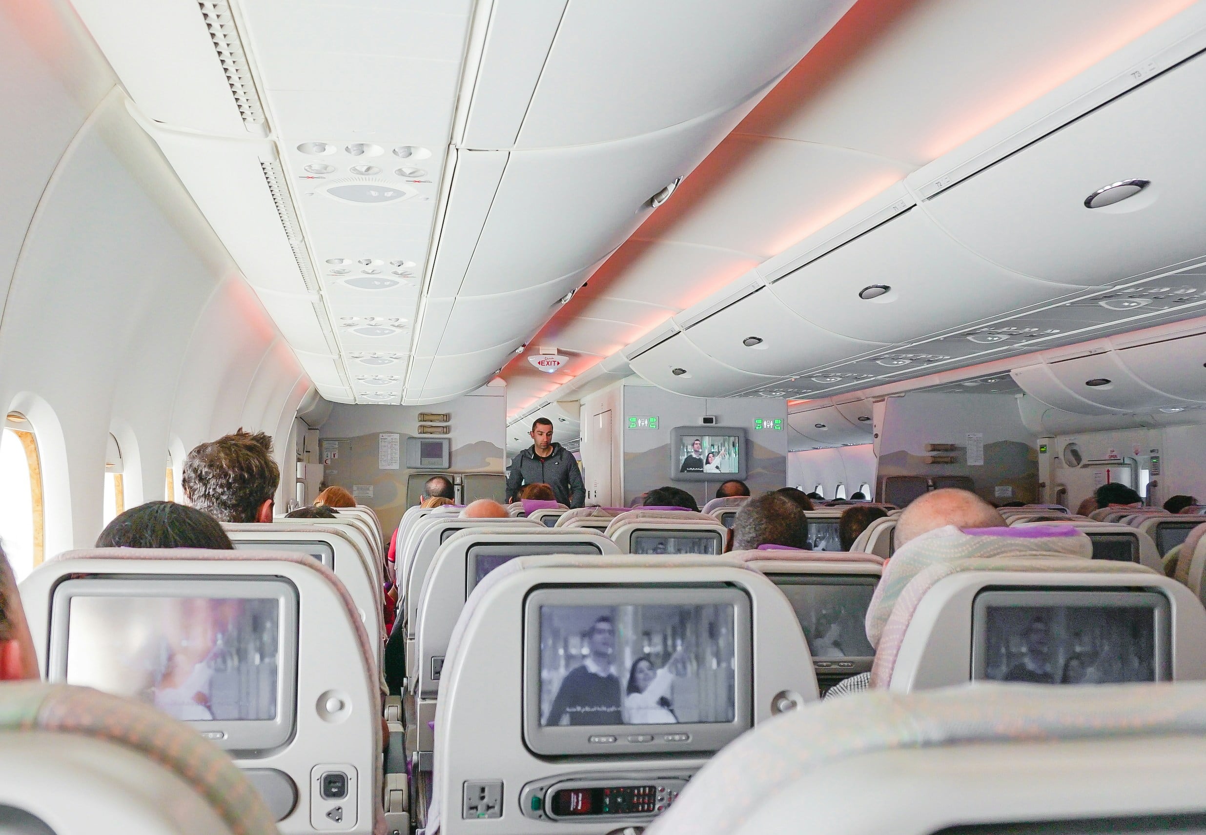 Película Daddio del cine erótico, es transmitida por error en las pantallas de un avión