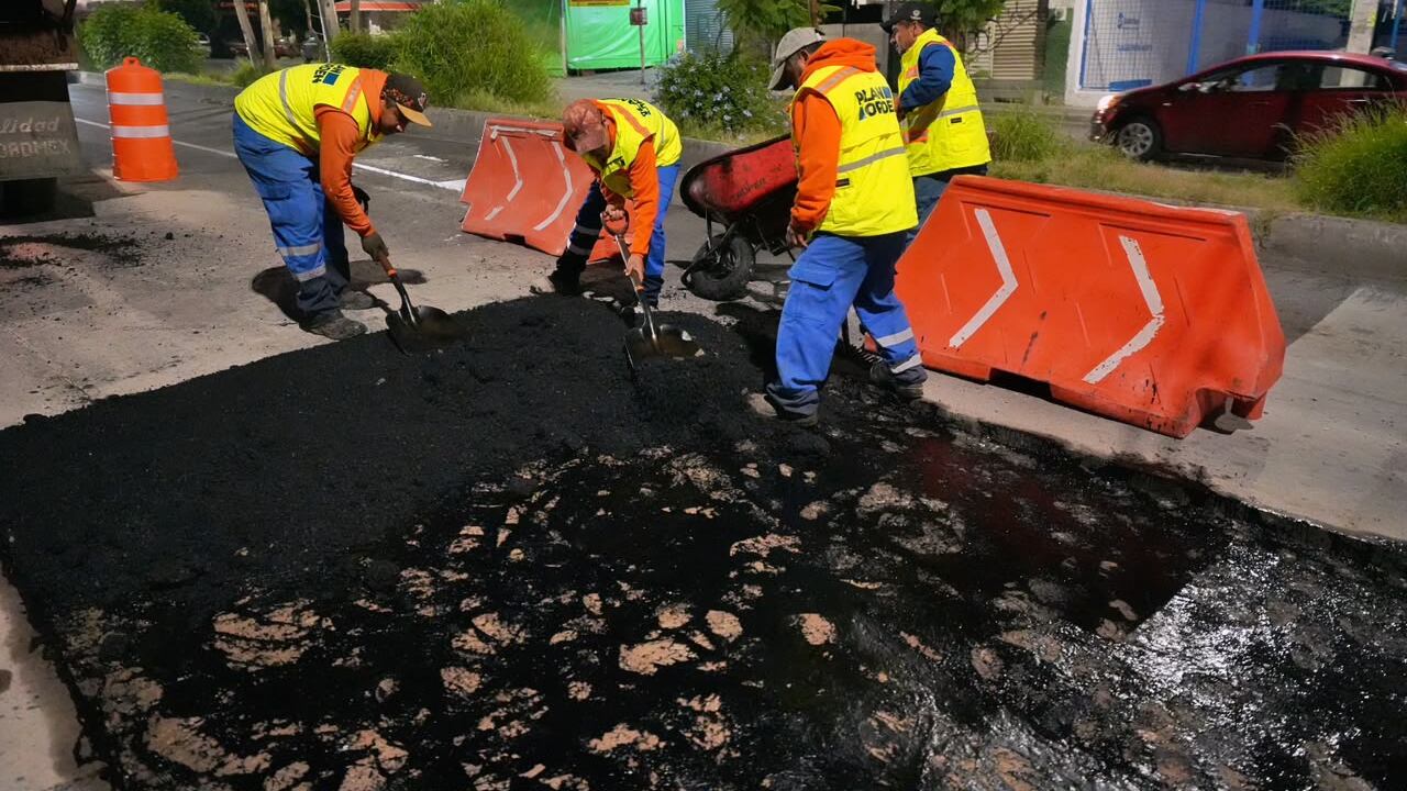 Felifer Macías supervisa trabajos de bacheo en Querétaro para mejorar vialidades