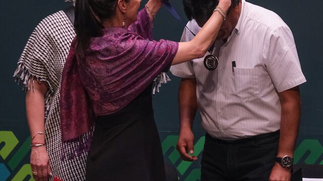 Claudia Sheinbaum entrega el reconocimiento a Evo Morales por su trayectoria política.