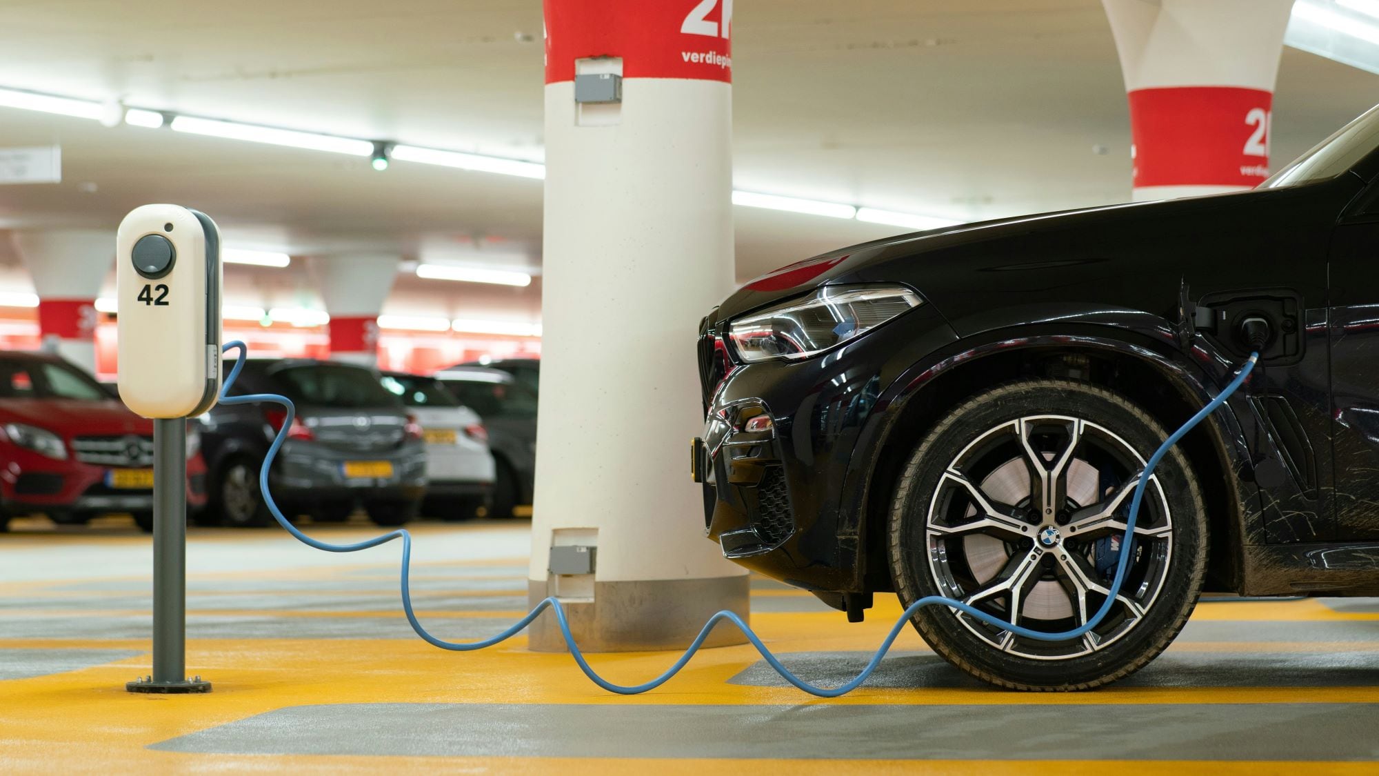El partido más grande de Europa se niega a dejar autos a gasolina