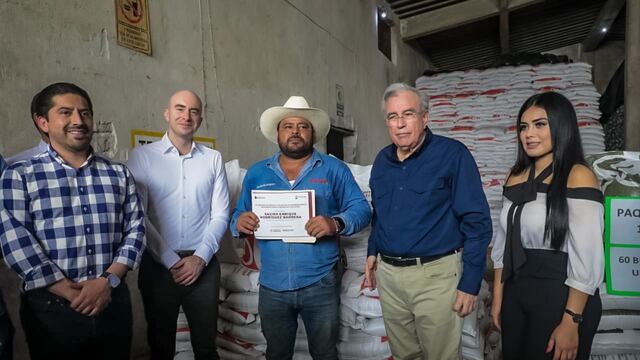 Rubén Rocha inicia distribución de fertilizantes
