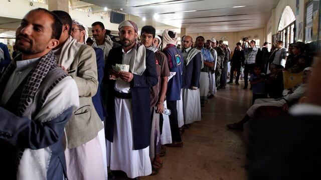 (Imagen Ilustrativa) Yemeníes donan dinero a Banco Central