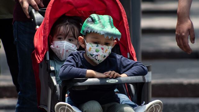 Niños con cubrebocas