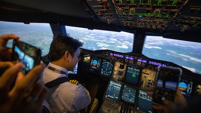 Advance for Thailand Thai Airways story. Customers take a vdo from mobile phone during Captain Chaisupatt Mulsrikaew, sits in Boeing A380 flight simulator show how to control Boeing A380 flight simulator at Thai airways head office in Bangkok, Thailand, Saturday, Oct. 3, 2020. All but grounded by the coronavirus and facing crippling debts, Thai Airways is finding novel ways to boost its staff’s morale, polish its public relations and bring in a few pennies. It’s selling time on its state-of-the-art flight simulators so wannabe pilots can briefly live the dream, while its catering division is serving meals in a flight-themed restaurant complete with airline seats and attentive cabin crew. (AP Photo/Sakchai Lalit)
Cabina de avión
