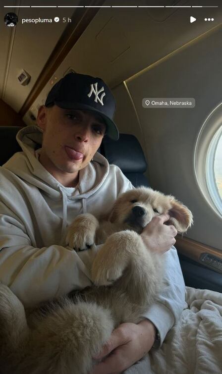 Peso Pluma con el regalo de su novia