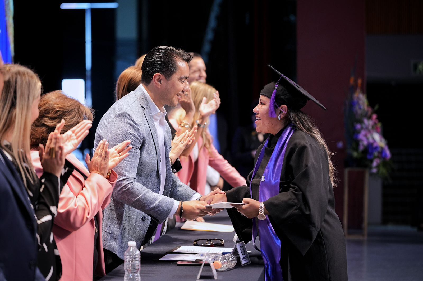 Felifer Macías celebra la graduación de la Universidad de las Mujeres