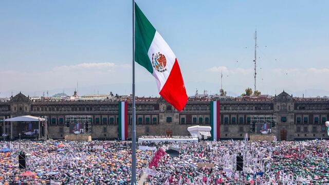 Zócalo de la Ciudad de México, esplendoroso a pesar de los maleducados