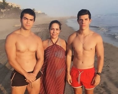 Ana María Alvarado y sus hijos, Alex y Rodrigo